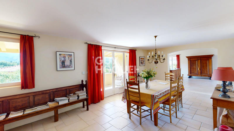 Maison - 245 m² - 7 pièces