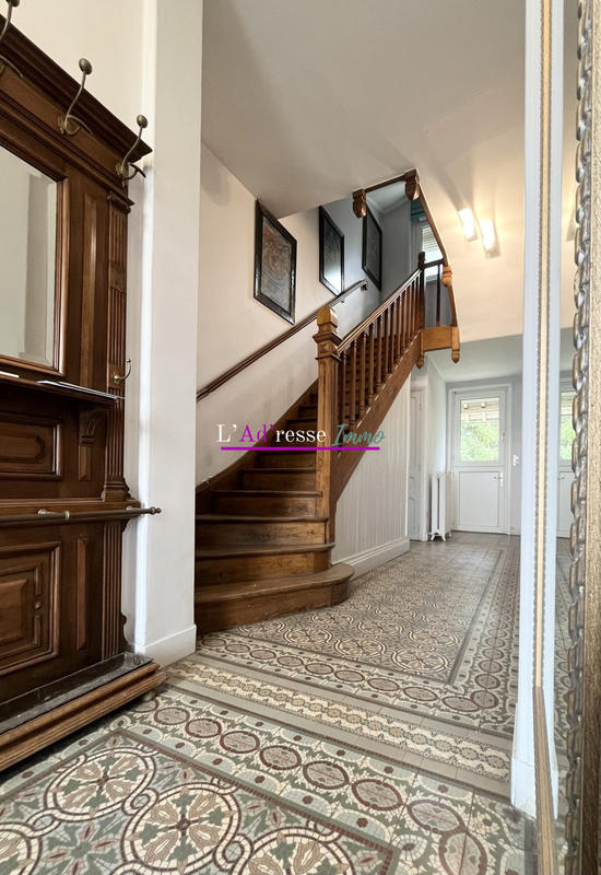 Maison - 241 m² - 10 pièces