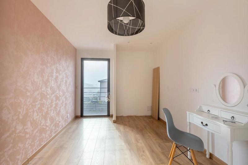 Maison - 246 m² - 8 pièces