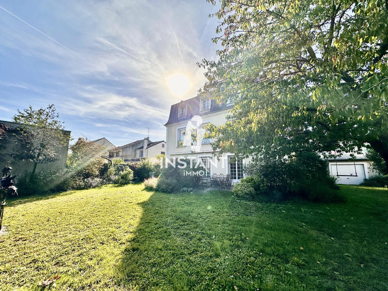 Maison - 240 m² - 10 pièces