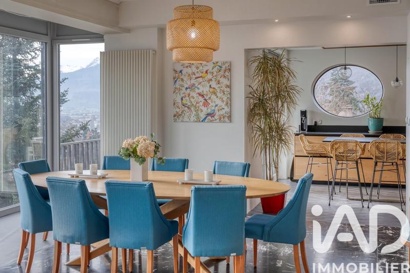 Maison - 233 m² - 8 pièces