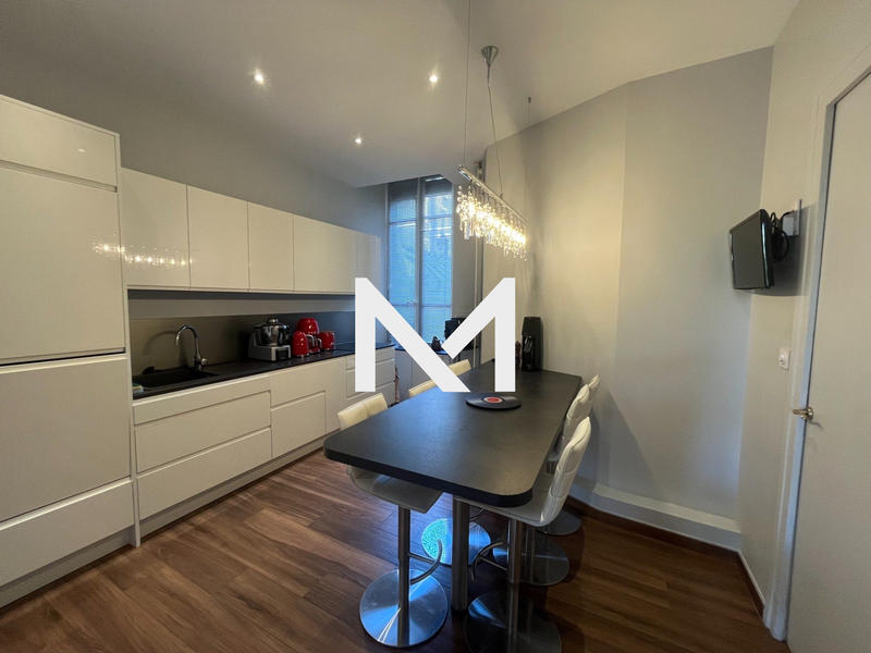 Appartement - 244 m² - 7 pièces