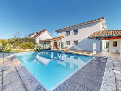 Maison - 277 m² - 9 pièces