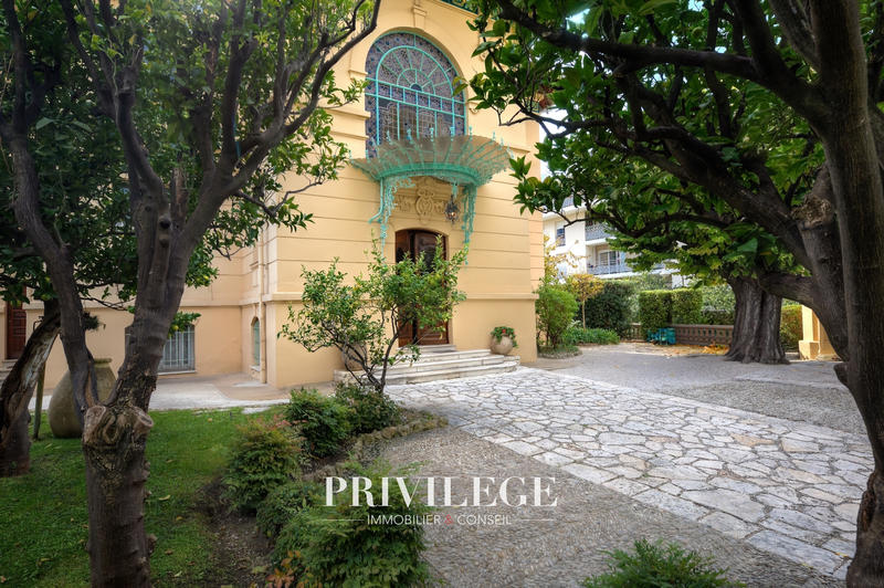 Propriété - 824 m² - 11 pièces