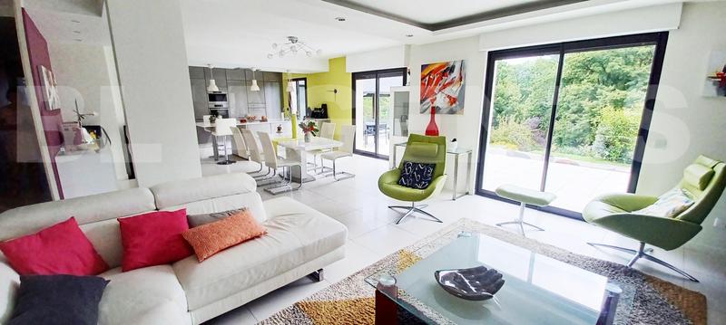 Demeure - 250 m² - 9 pièces