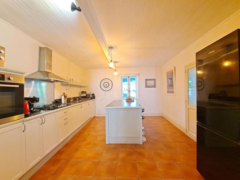 Maison - 220 m² - 6 pièces
