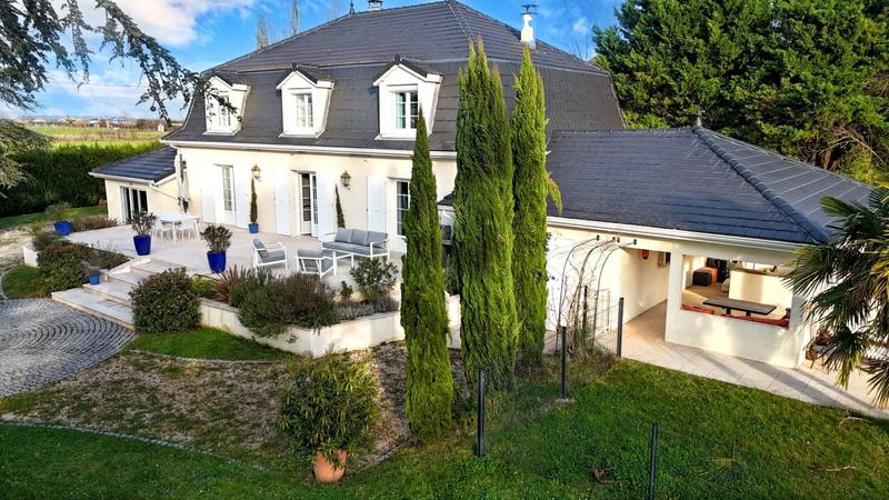 Maison - 285 m² - 6 pièces