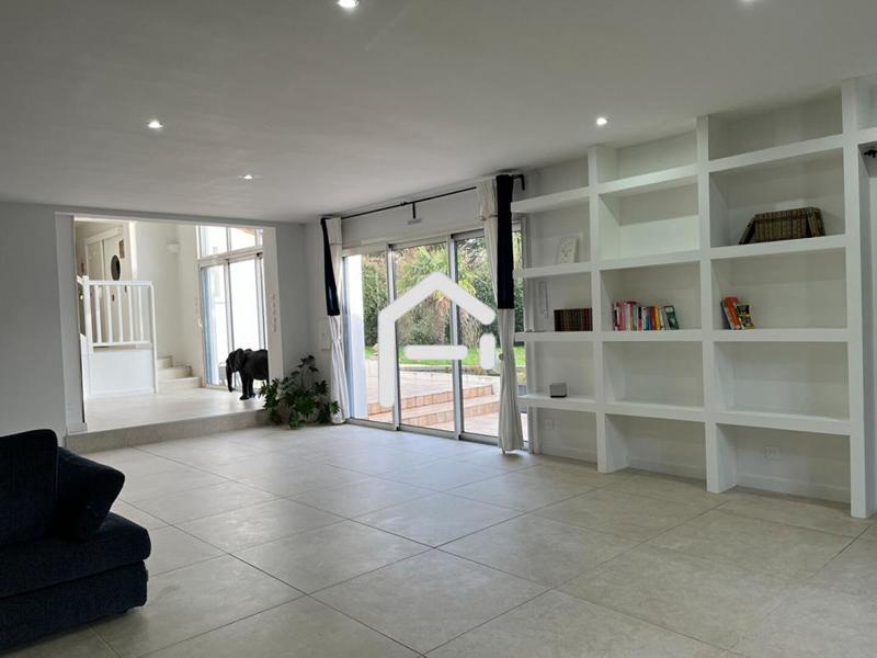 Demeure - 250 m² - 9 pièces