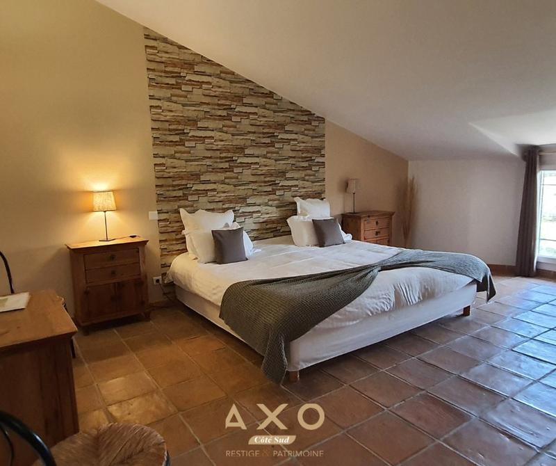 Mas - 1 000 m² - 14 pièces