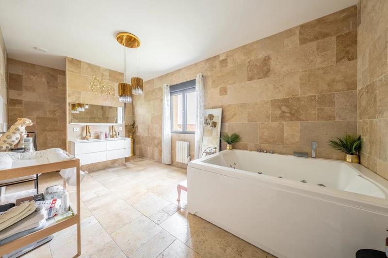 Maison - 1 000 m² - 7 pièces