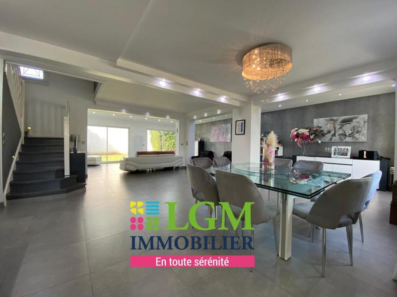 Maison - 220 m² - 6 pièces