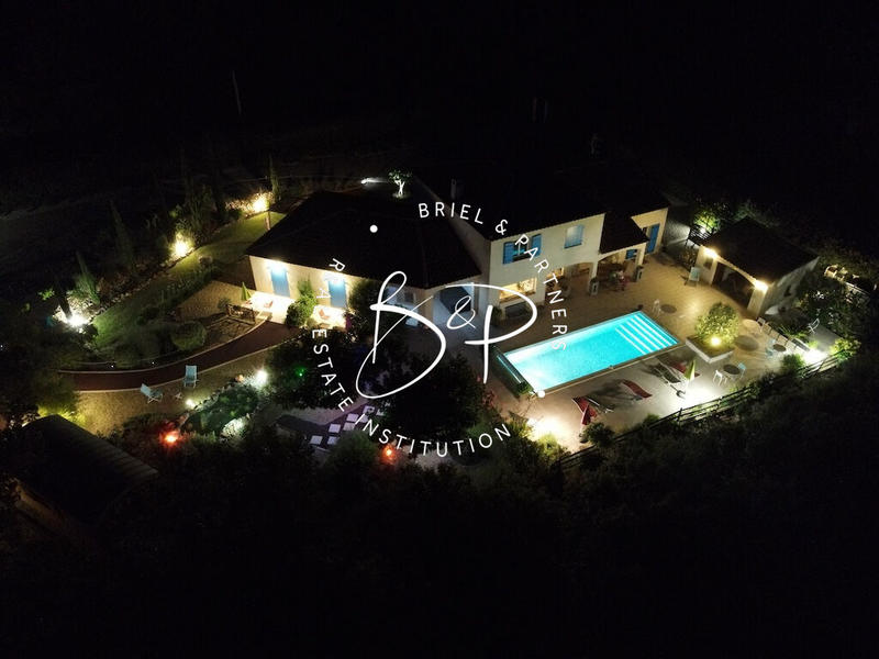 Maison - 267 m² - 10 pièces