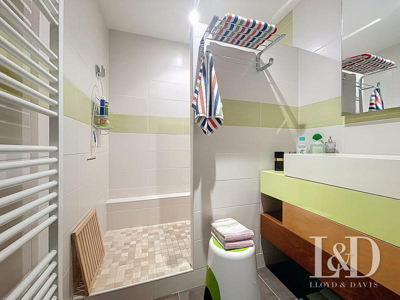 Maison contemporaine - 263 m² - 7 pièces