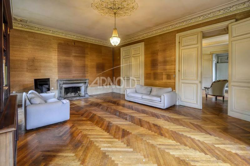 Maison - 463 m² - 15 pièces