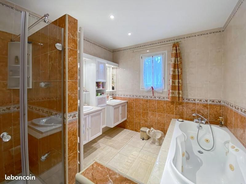 Maison - 210 m² - 10 pièces