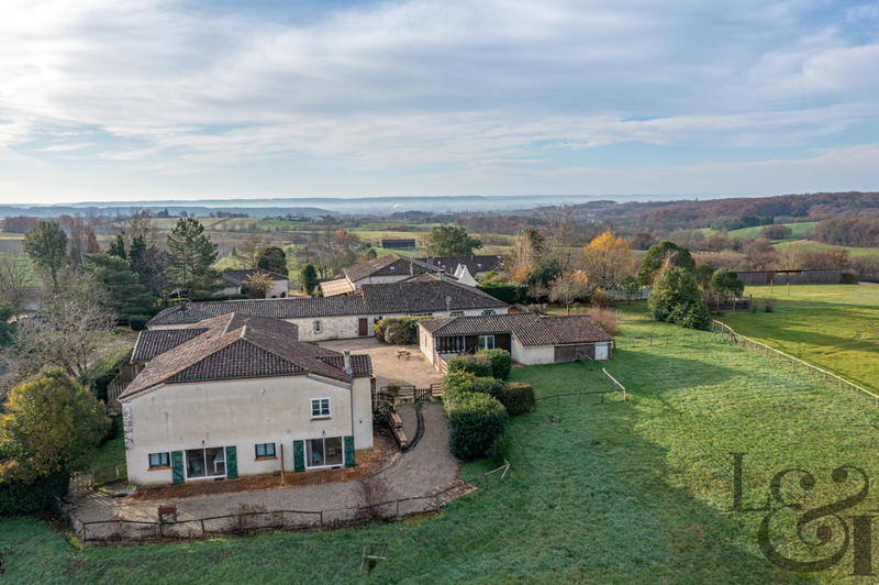 Maison - 1 600 m² - 40 pièces