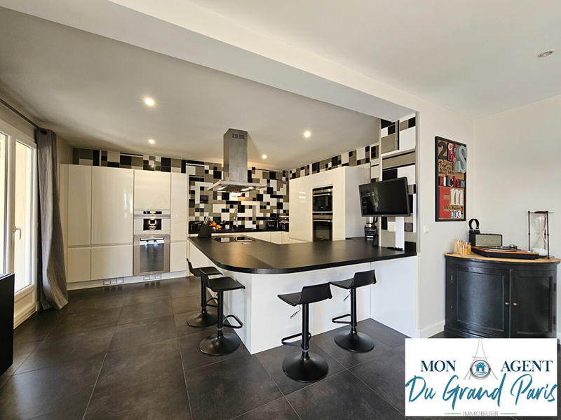 Maison - 220 m² - 8 pièces