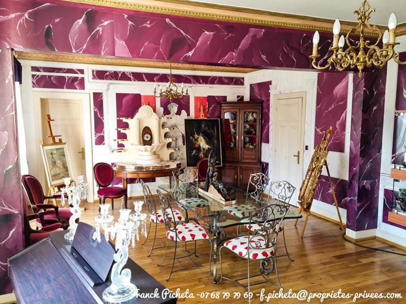 Demeure - 1 000 m² - 17 pièces