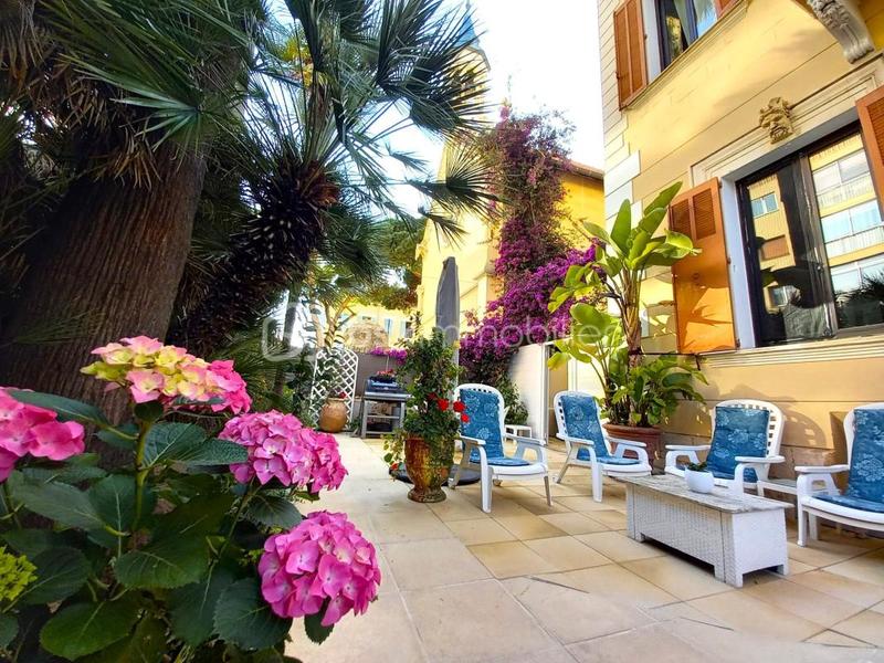 Demeure - 240 m² - 12 pièces