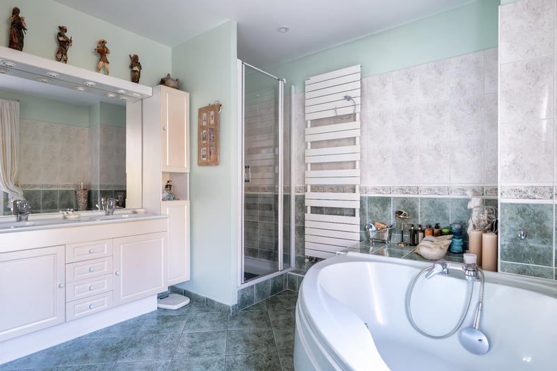 Maison - 250 m² - 8 pièces