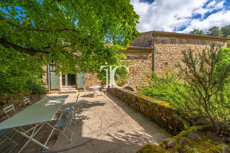 Maison - 334 m² - 8 pièces