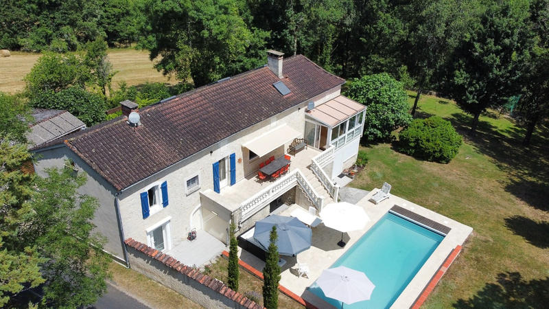 Maison - 220 m² - 7 pièces