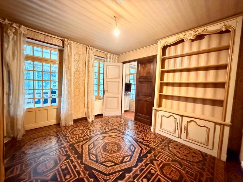 Maison - 277 m² - 8 pièces