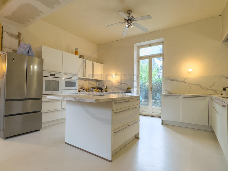 Propriété - 370 m² - 15 pièces