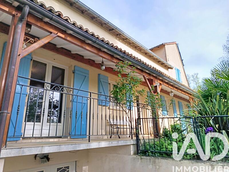 Maison - 240 m² - 8 pièces