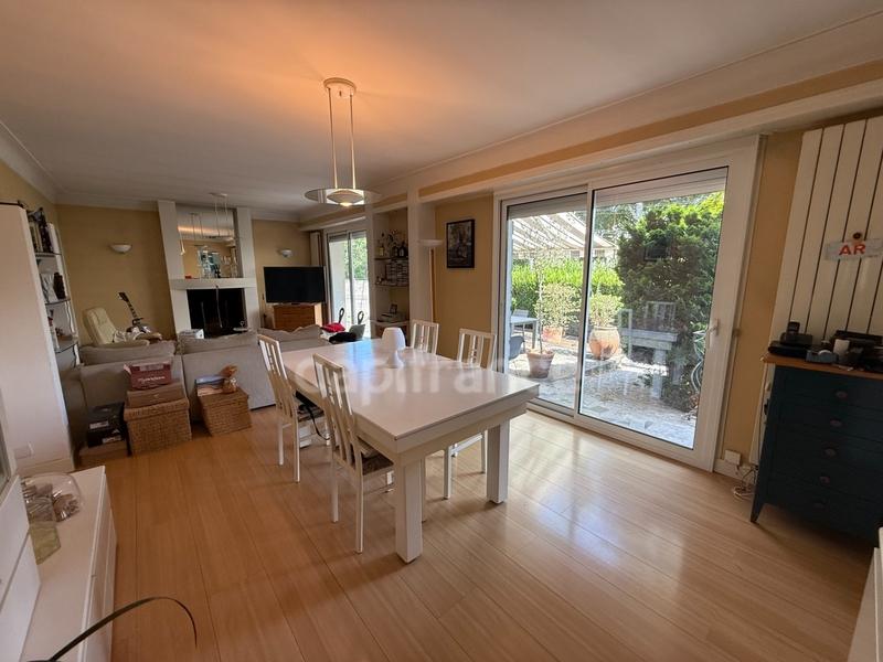 Maison - 220 m² - 11 pièces