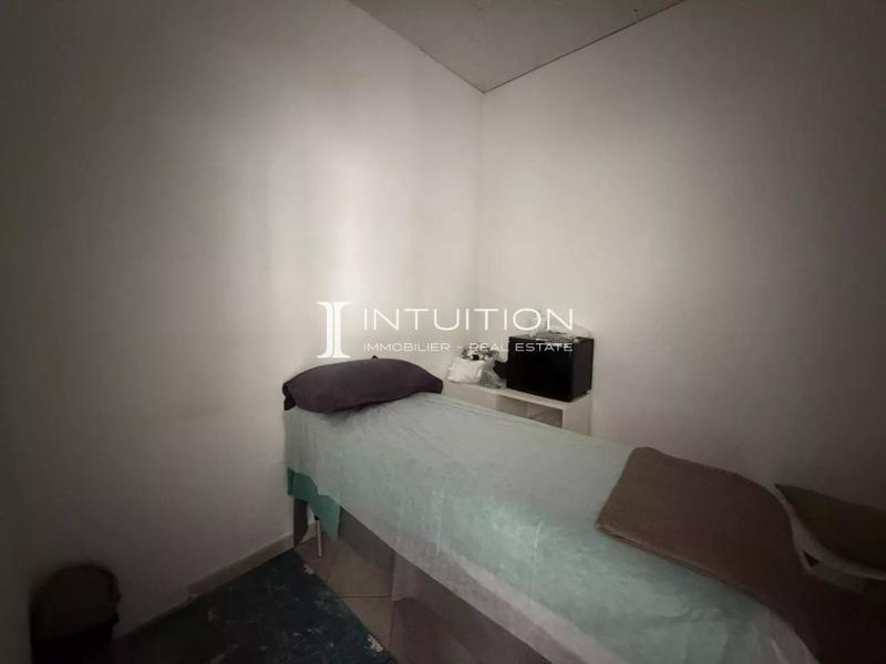 Local commercial - 82 m² - 8 pièces