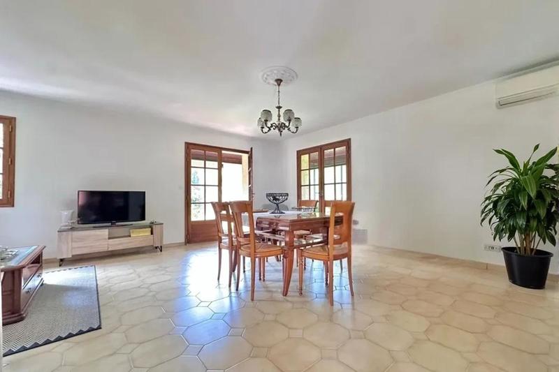 Maison - 220 m² - 7 pièces