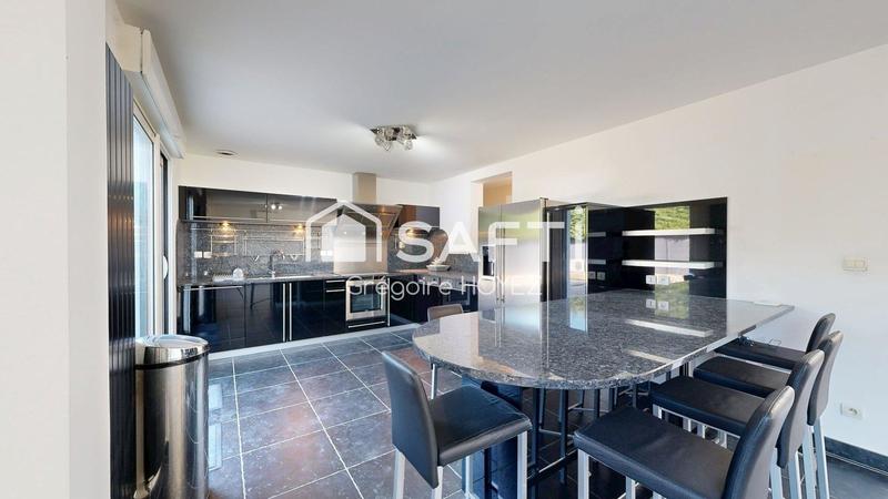 Maison - 210 m² - 5 pièces