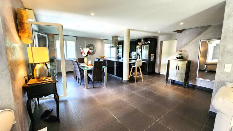 Maison - 220 m² - 5 pièces