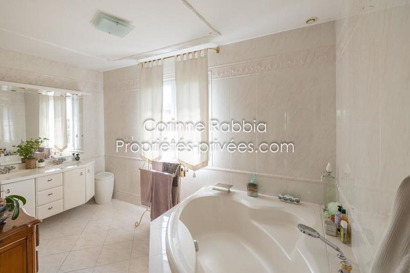 Maison - 240 m² - 8 pièces