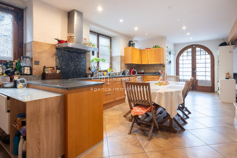 Maison - 260 m² - 9 pièces