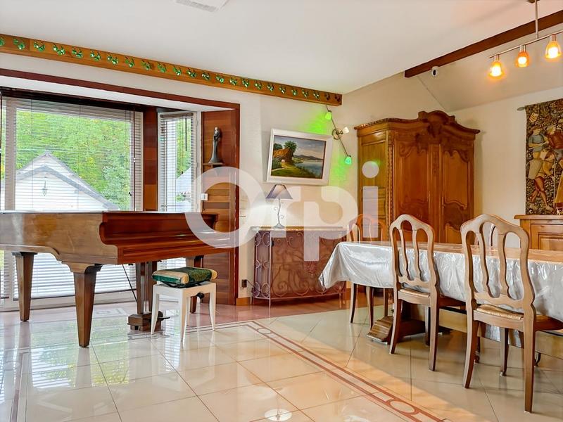 Maison - 220 m² - 6 pièces