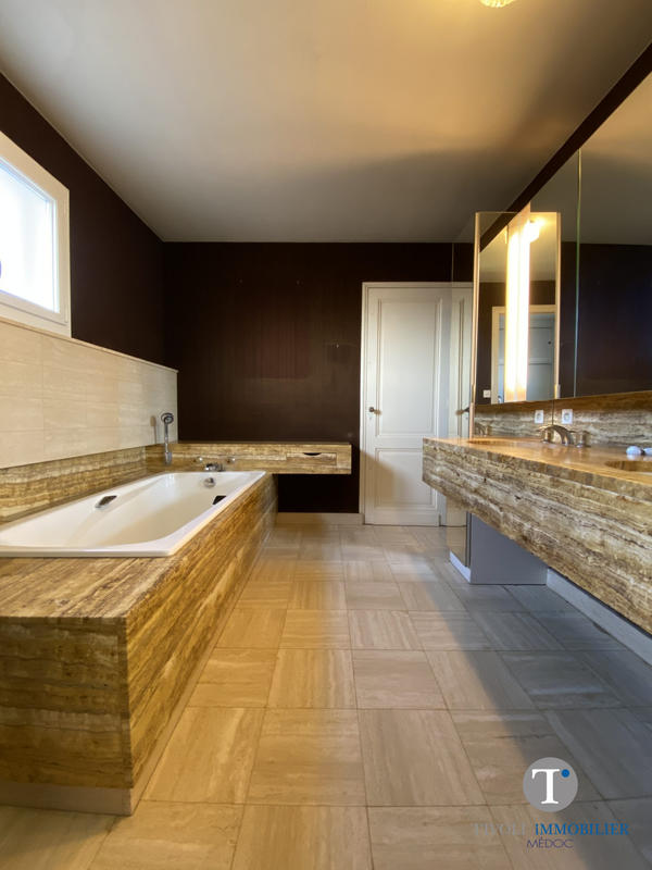 Maison - 215 m² - 7 pièces