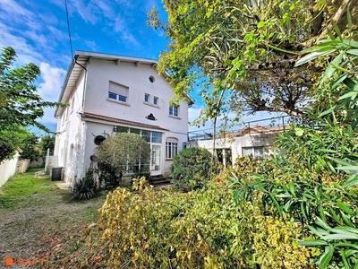 Villa - 300 m² - 17 pièces