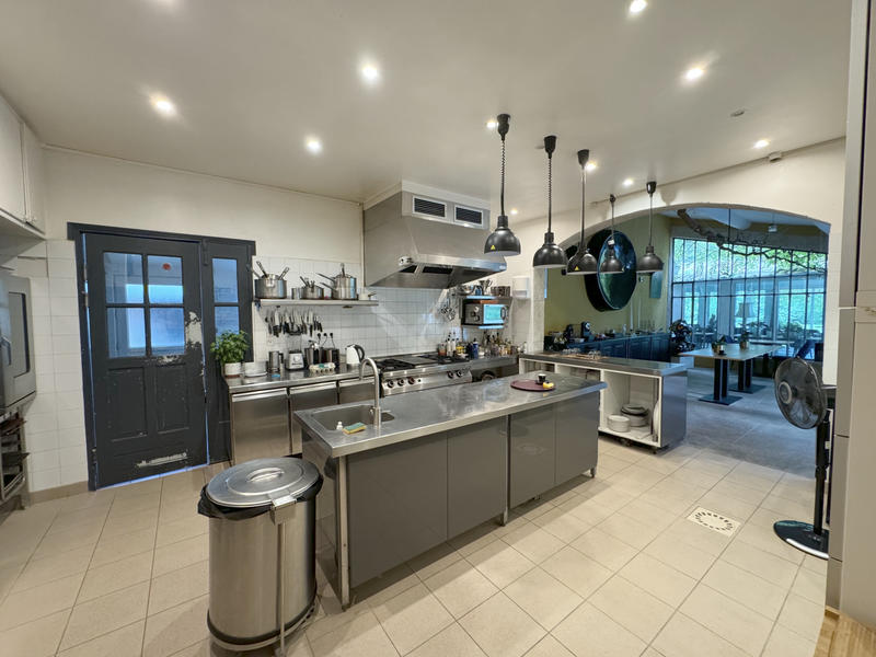 Propriété - 1 300 m² - 15 pièces