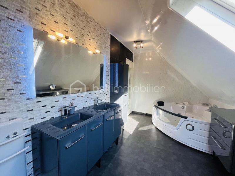 Maison - 711 m² - 5 pièces