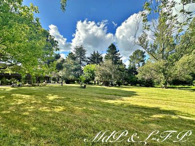 Maison - 467 m² - 16 pièces