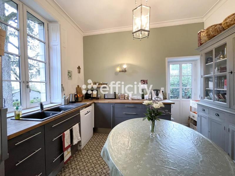 Demeure - 255 m² - 11 pièces