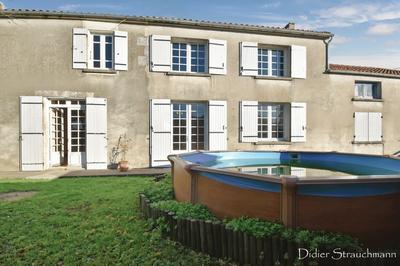 Maison - 220 m² - 6 pièces