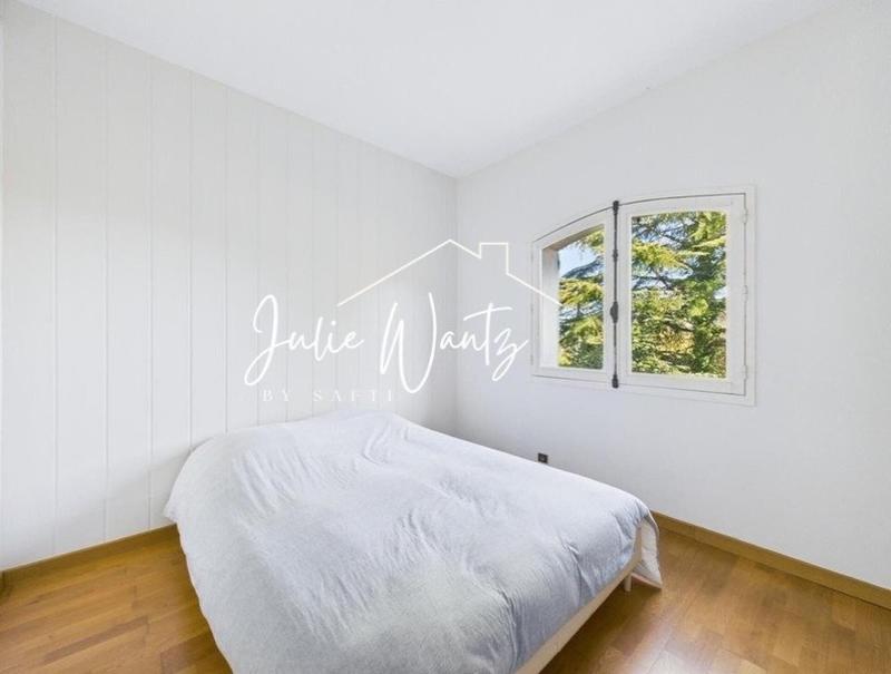 Maison - 400 m² - 8 pièces