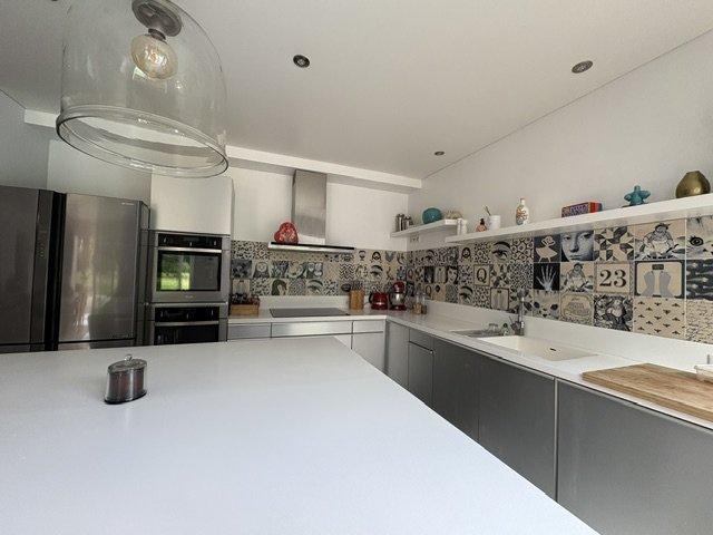 Maison - 250 m² - 6 pièces