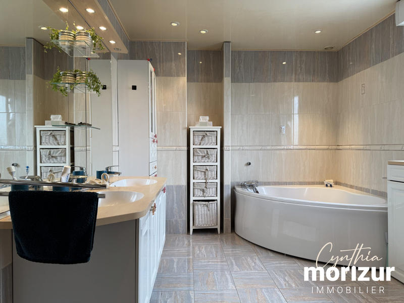 Maison - 182 m² - 9 pièces