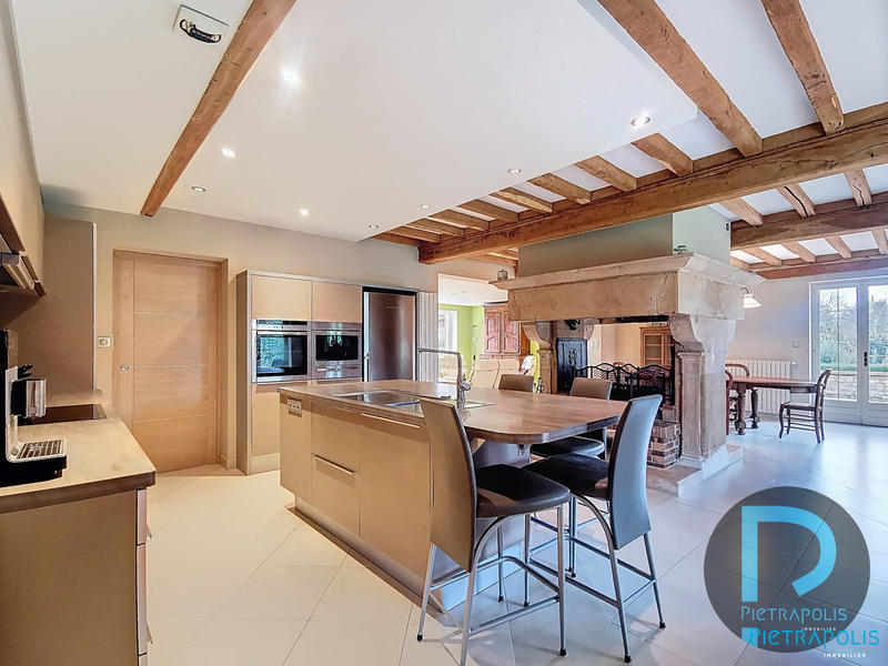 Maison - 280 m² - 9 pièces