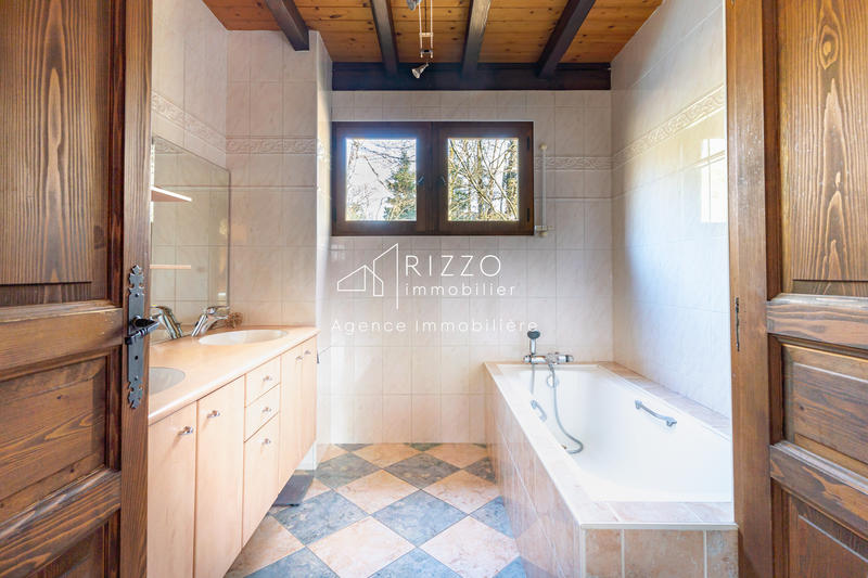 Maison - 222 m² - 5 pièces