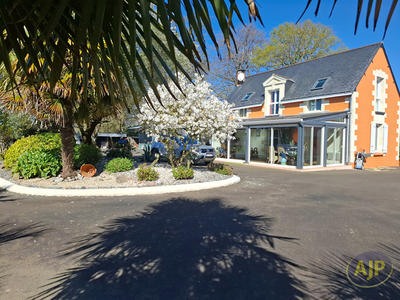 Maison - 220 m² - 7 pièces